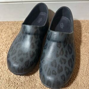 Crocs Womens Neria Pro II Clog Size 9 Black Blue Leopard Work Comfort
